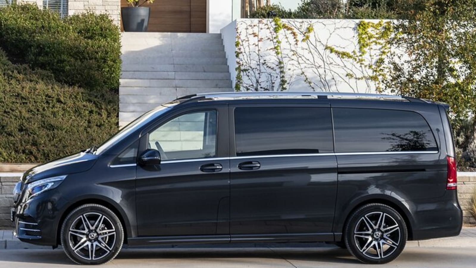 Private Transfer: Lyon City to Lyon Airport LYS in Luxury Van
