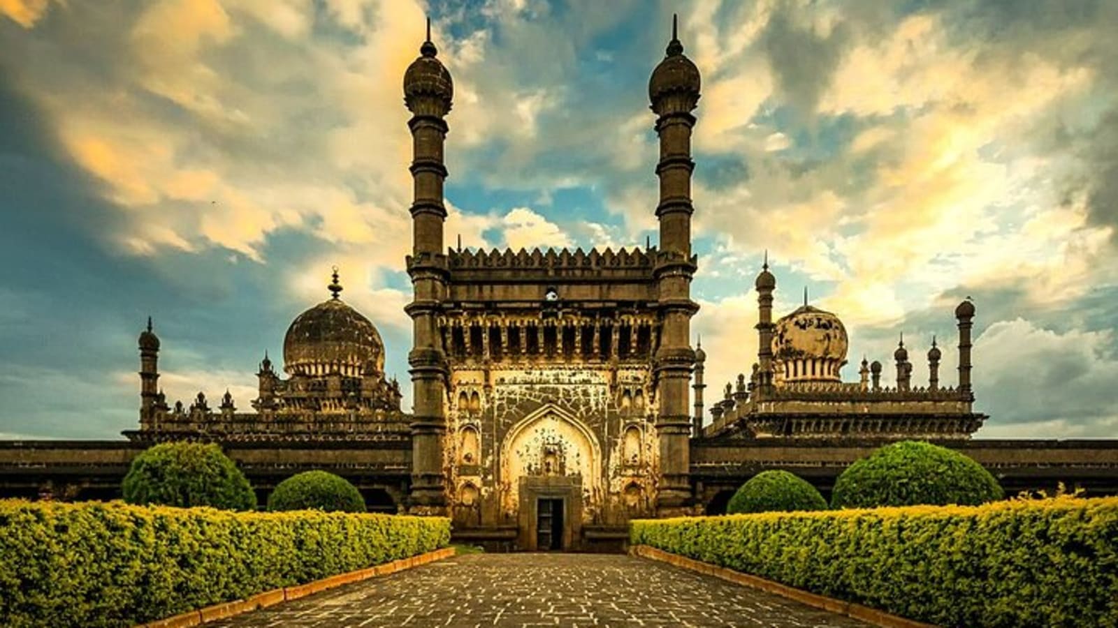 Hyderabad to Bijapur: Architectural Delights Tour