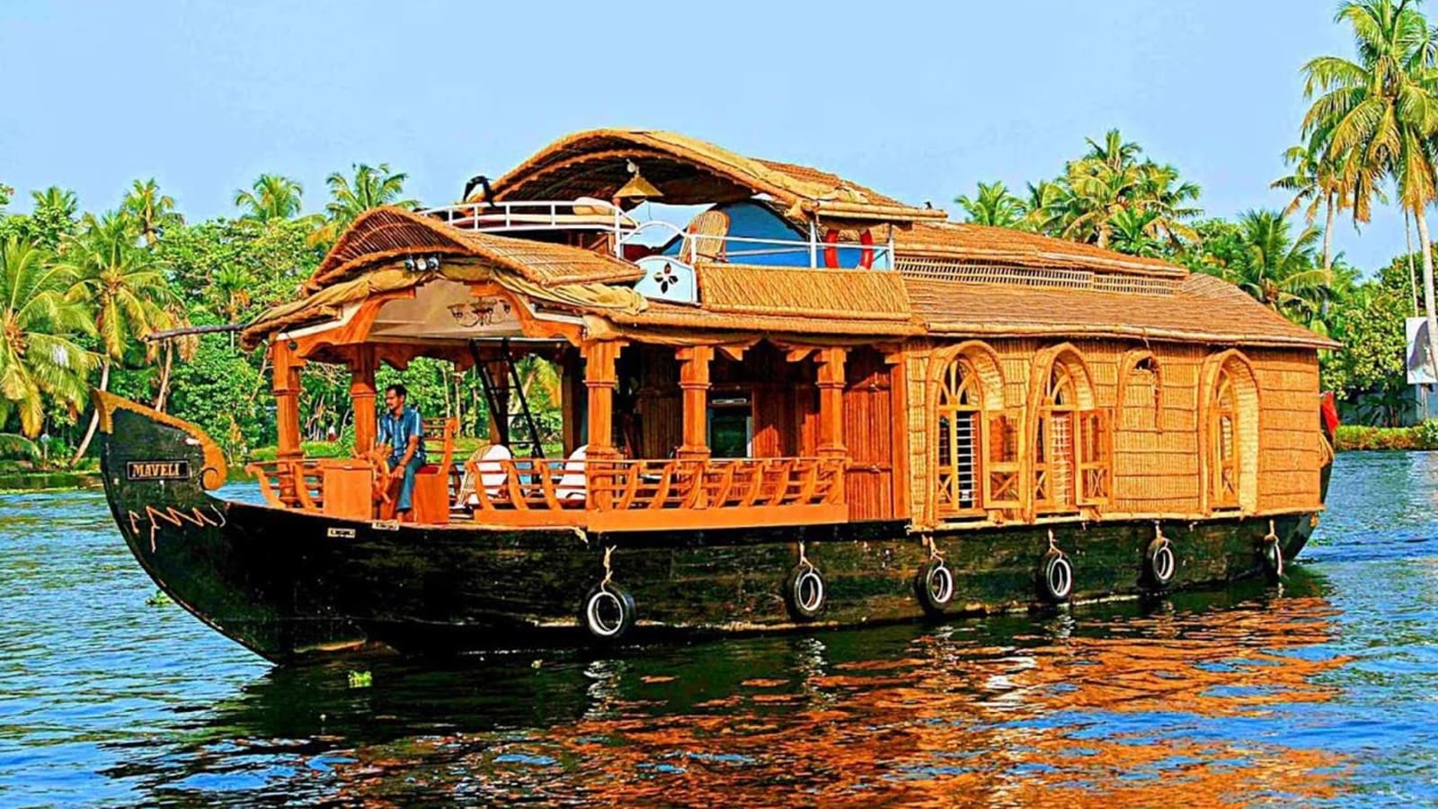 Classic Kerala Tea Gardens To Backwaters & Beach!
