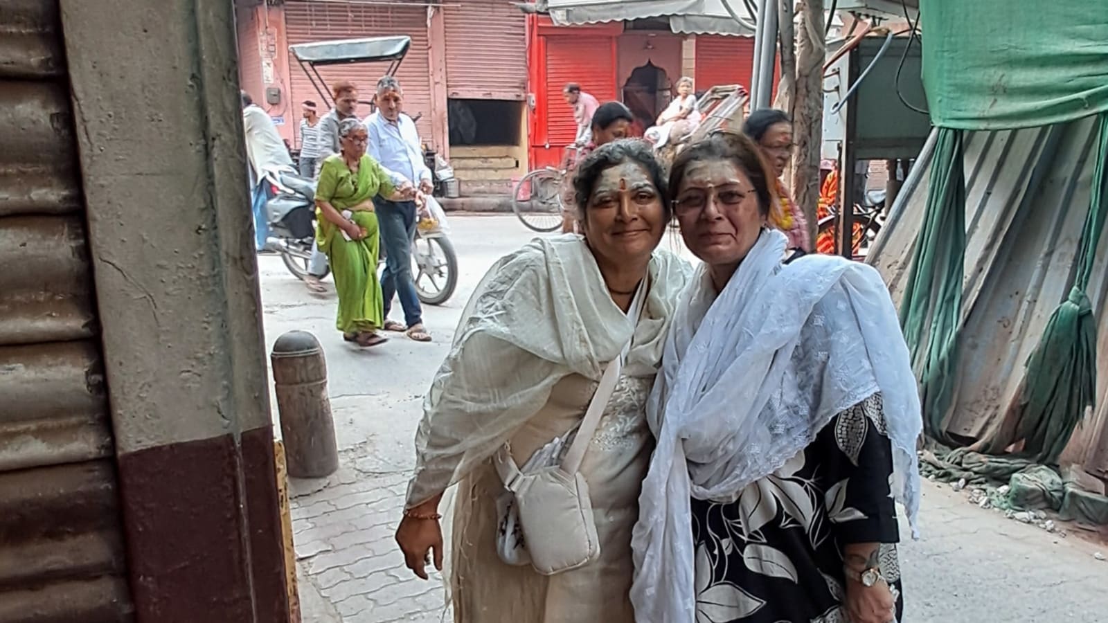 3-Hour North Bazar Walk Tour in Varanasi's Wholesale Market