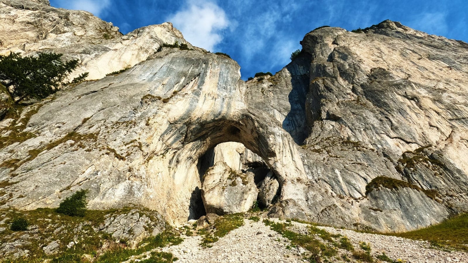 8-Day Piatra Craiului Mountains Trek with Bran Castle and Monasteries