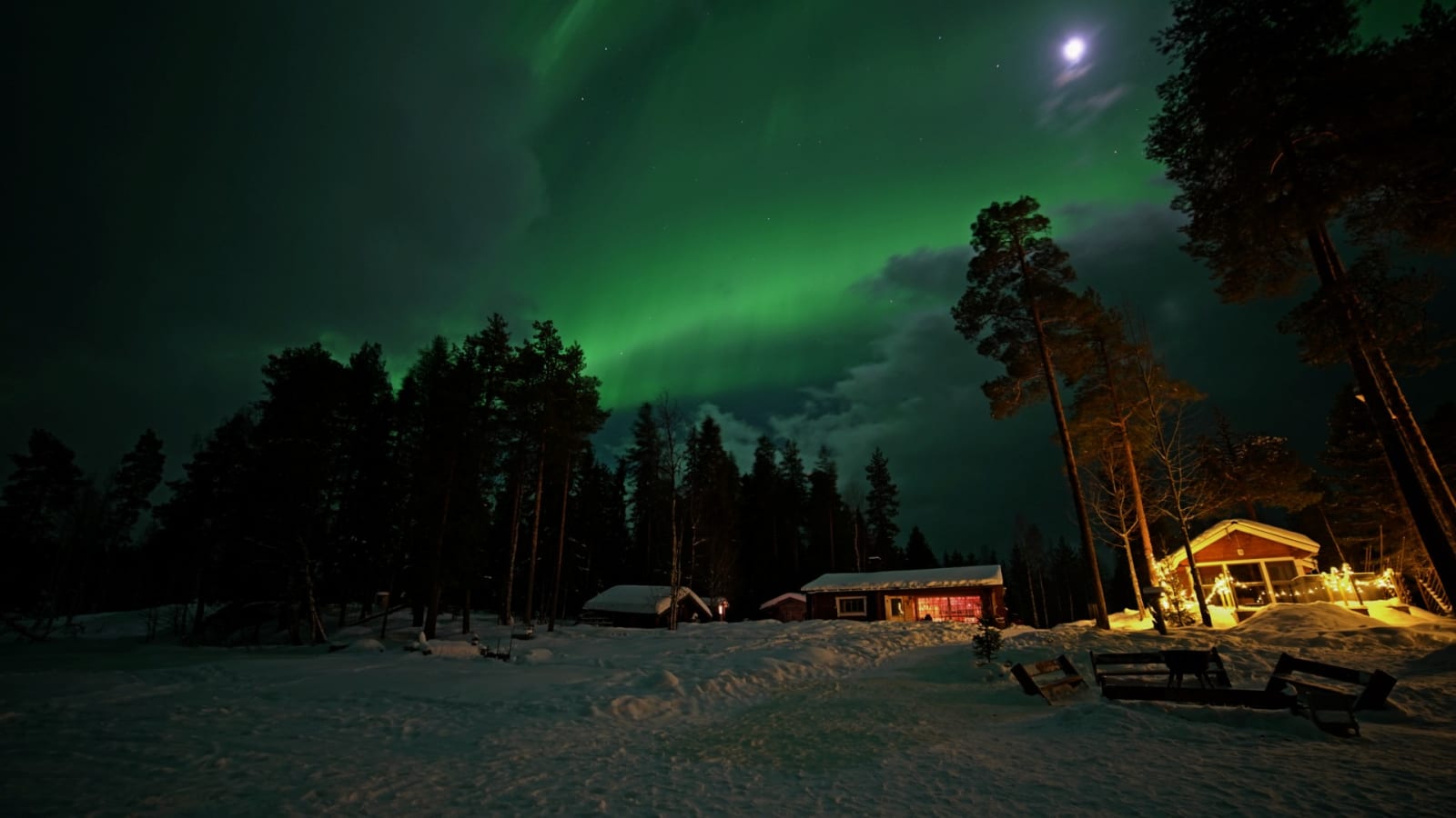 3-Hour Northern Lights Hunt in Rovaniemi with a Lakeside Cottage