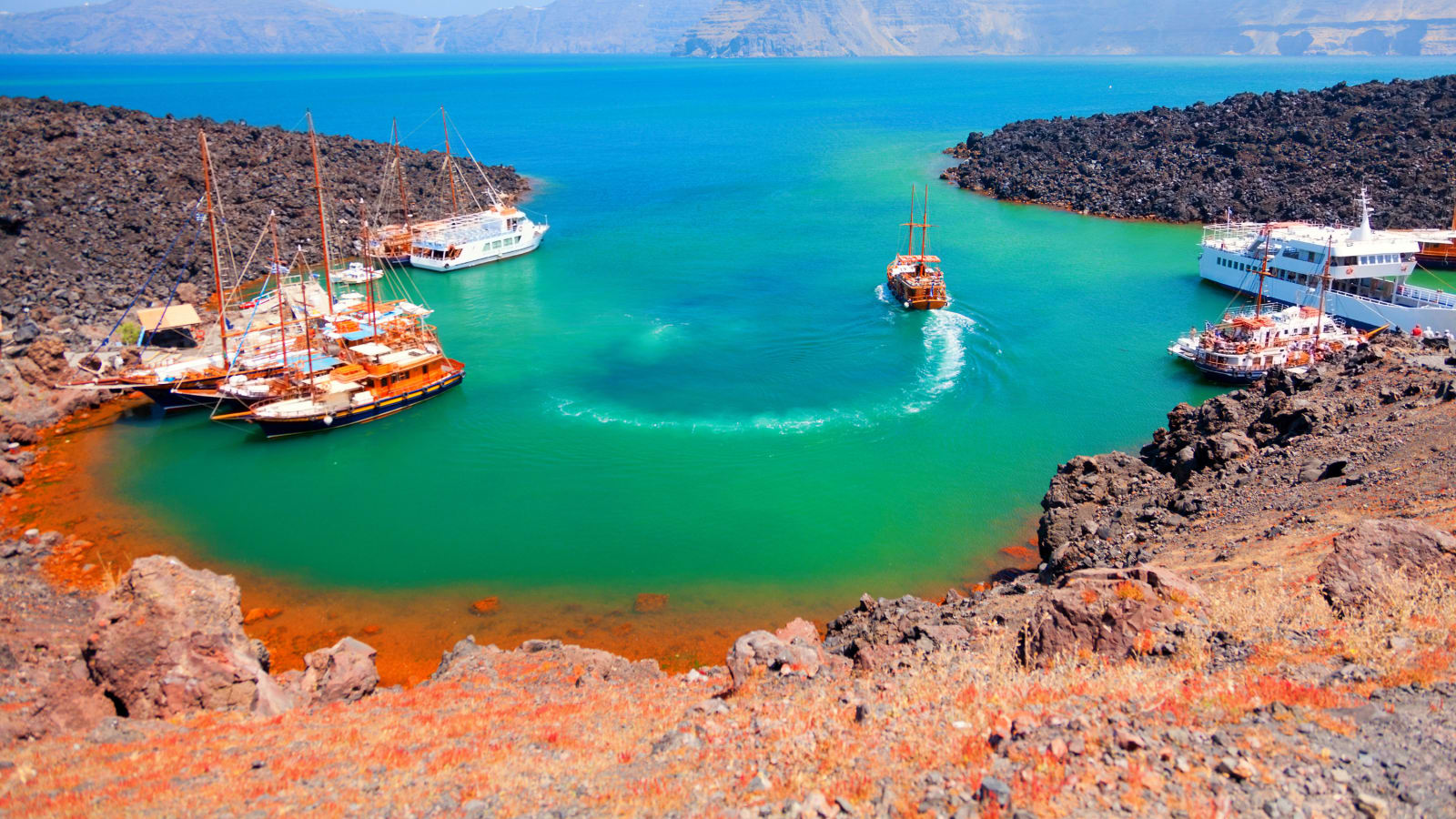 9-Hour Santorini Volcano Cruise with Thirassia and Oia Sunset