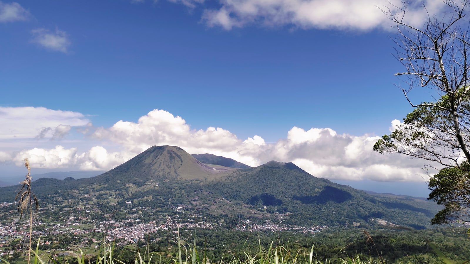 8-Hour Mount Lokon and Mahawu Trekking Tour with Liquor Tasting