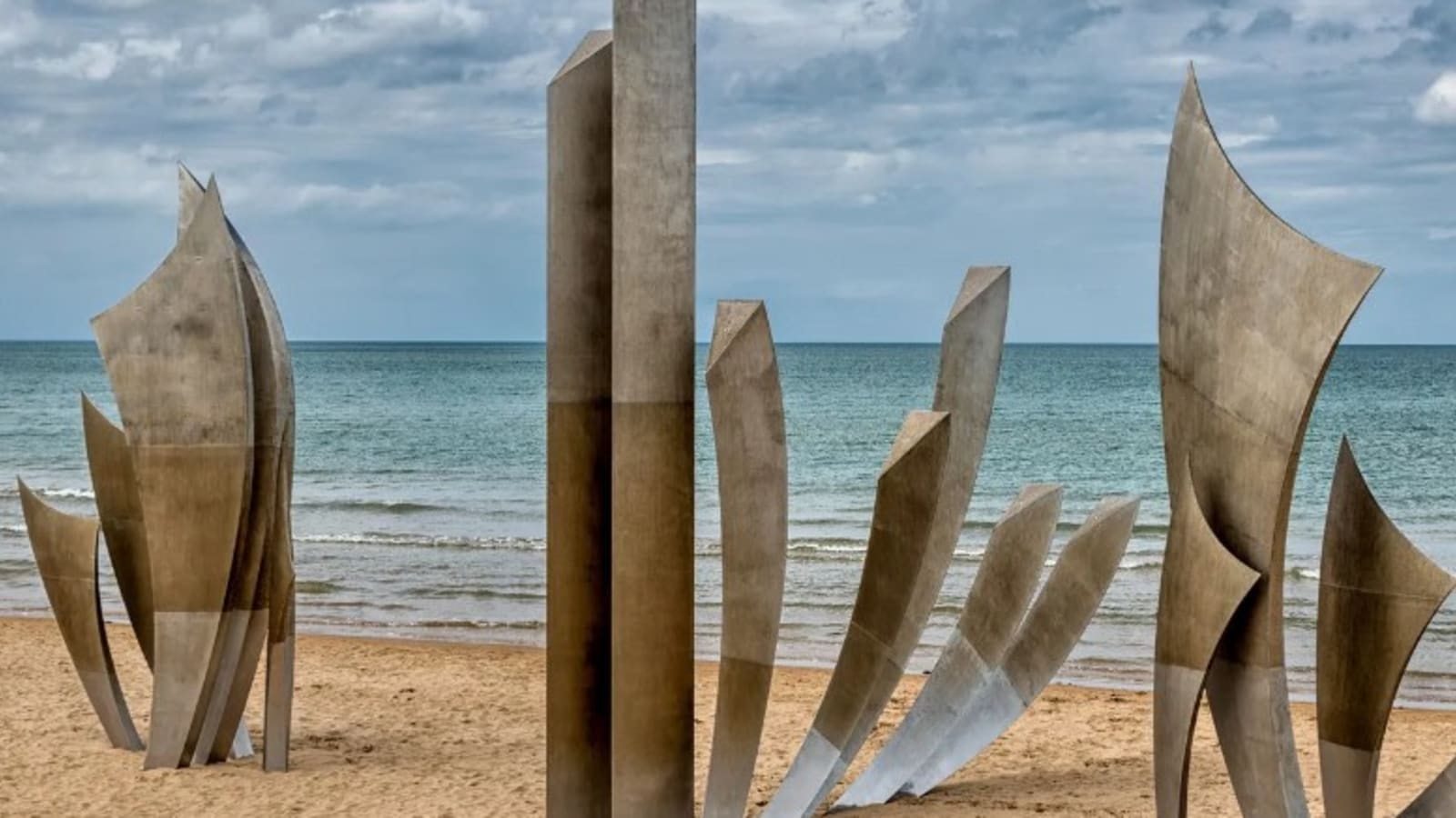 8-Hour D-Day Beaches Tour from Honfleur with Normandy memorial sites