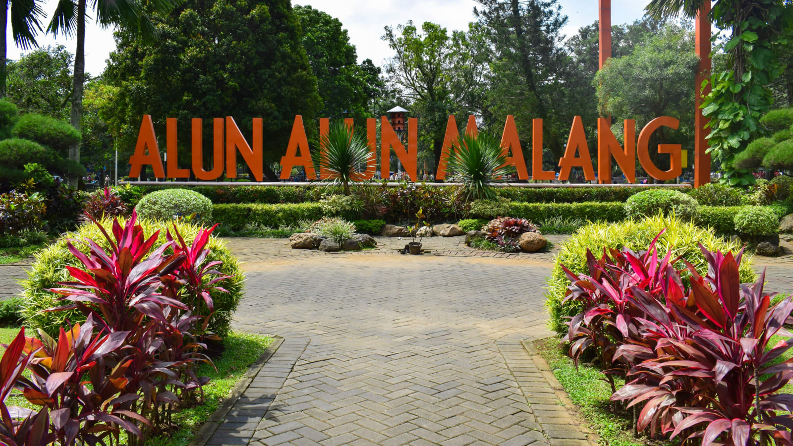 2-Hour Private Walking Tour of Malang with Rainbow Village
