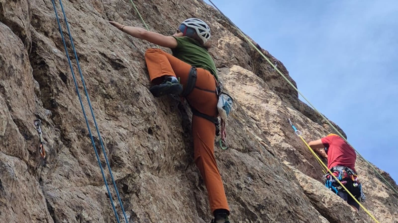 1-Day Beginner Rock Climbing Experience in Almaty with Expert Guide