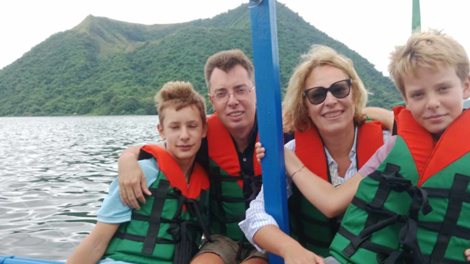 8-Hour Taal Lake Cruise and Tagaytay Tour with Volcano Views