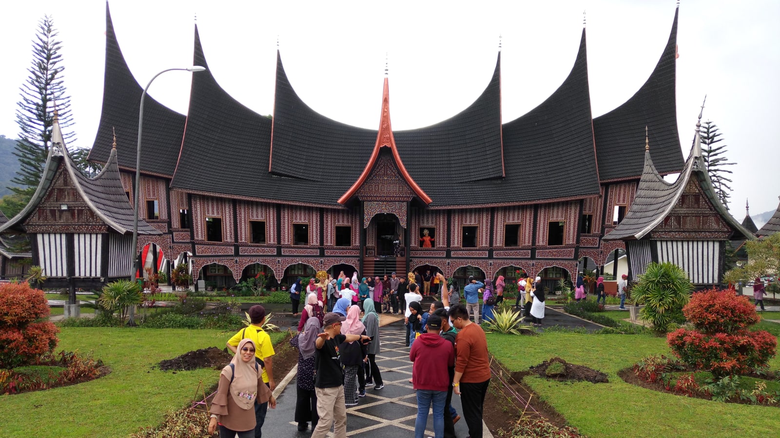 4-Day Padang and Bukittinggi Tour with Lake Maninjau and Batusangkar