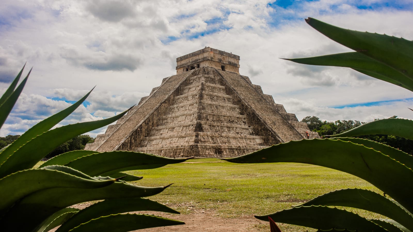 10-Hour Chichen Itza and Valladolid Tour with Cenote Swim