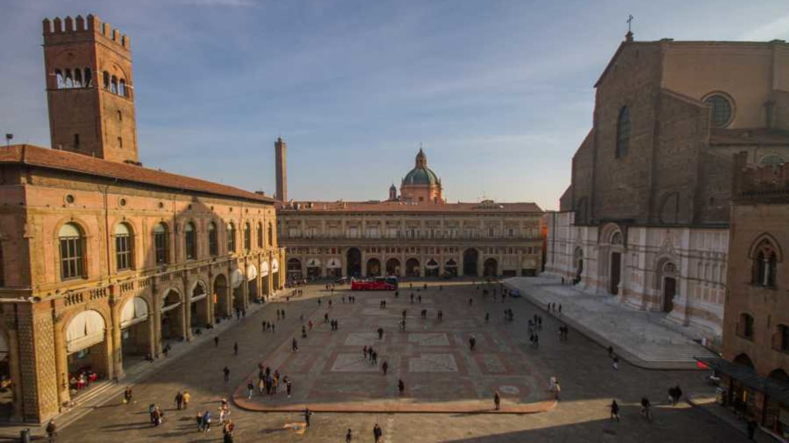 2-Hour Bologna Walking Tour with Piazza Maggiore and Two Towers