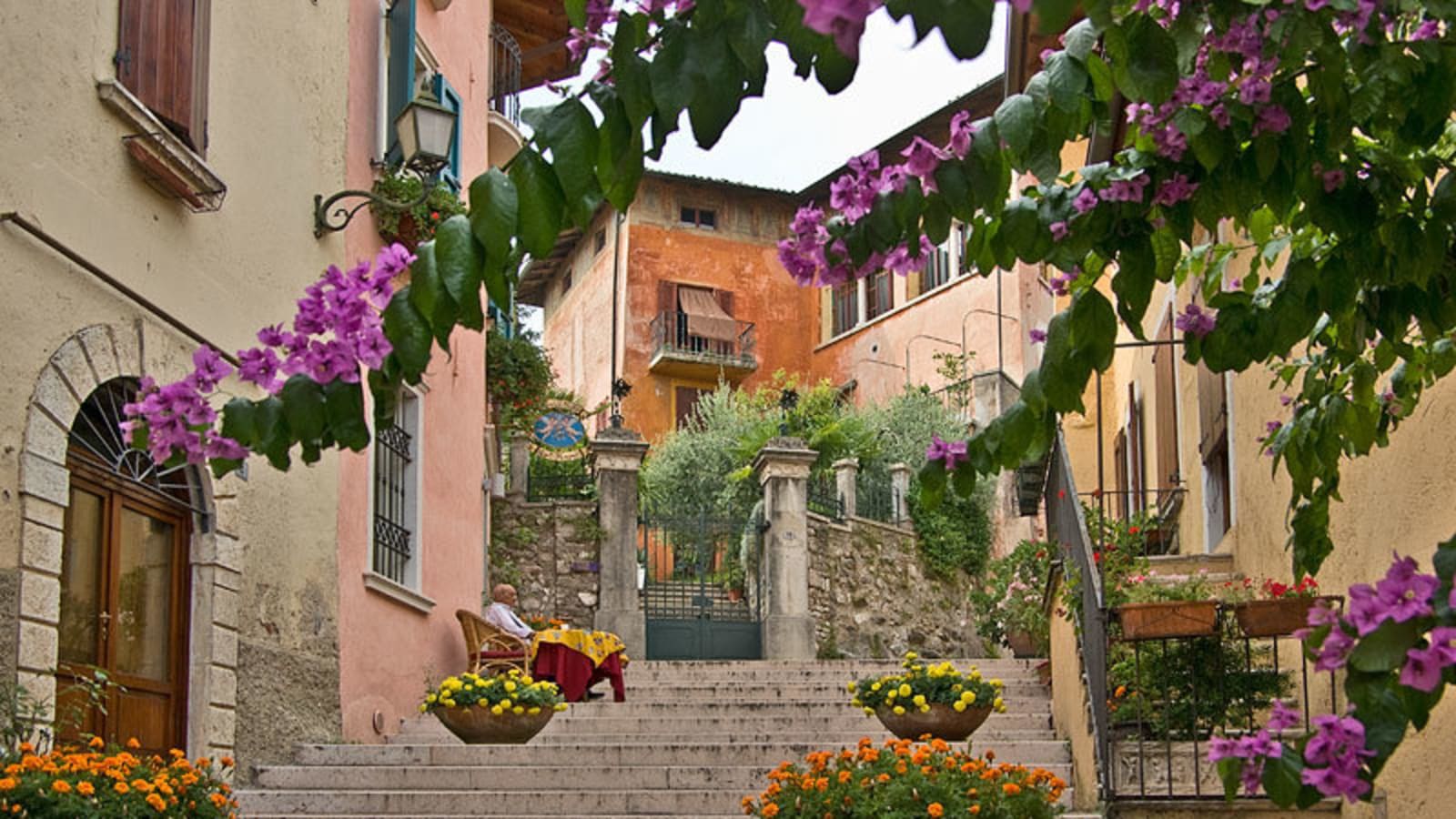 3-Hour Gardone Riviera and Lake Garda Tour with Historic Villas