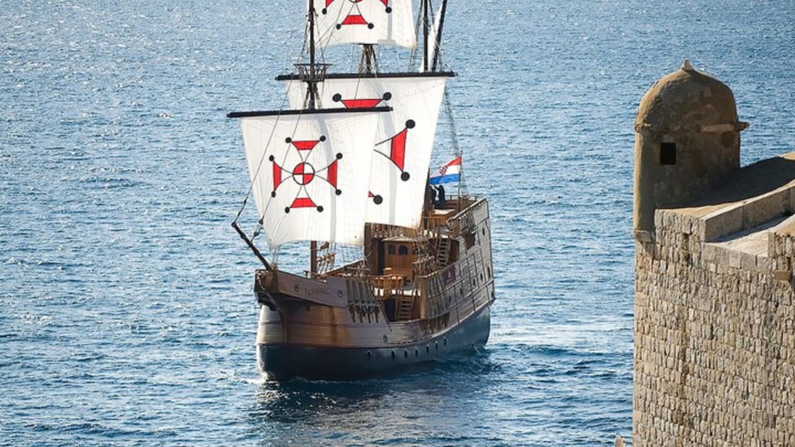2-Hour Dubrovnik Cruise and Walking Tour with Karaka Ship