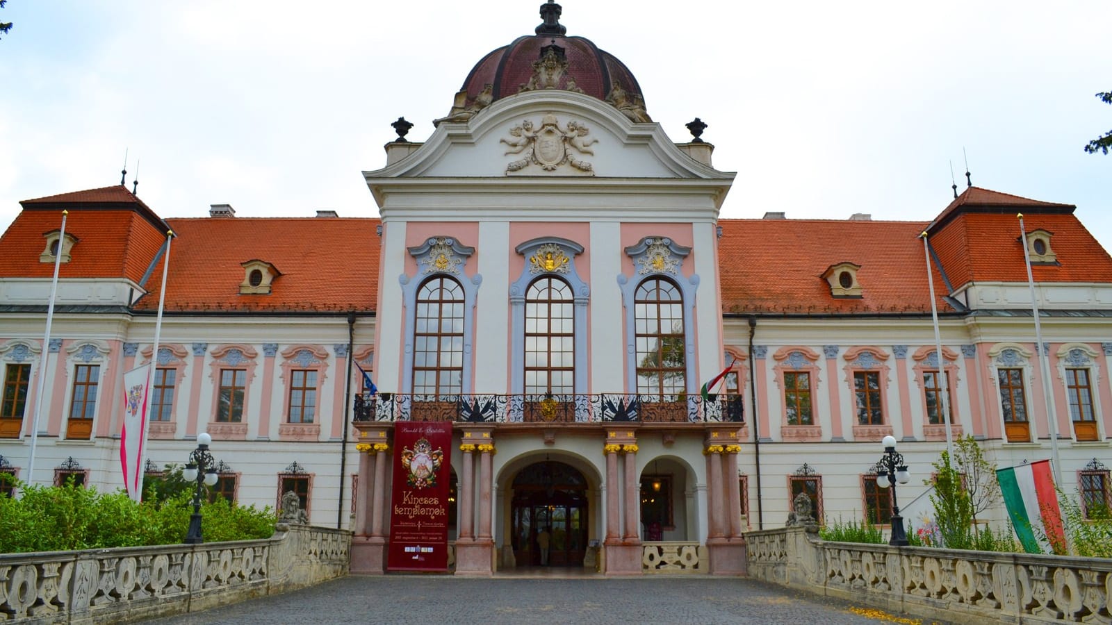 4-Hour Royal Palace of Gödöllő Tour with Habsburg History