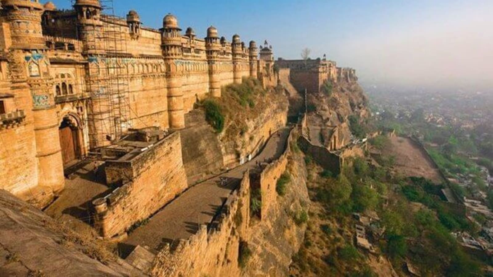 1-Day Agra and Gwalior Sightseeing Tour with Sunrise Taj Mahal