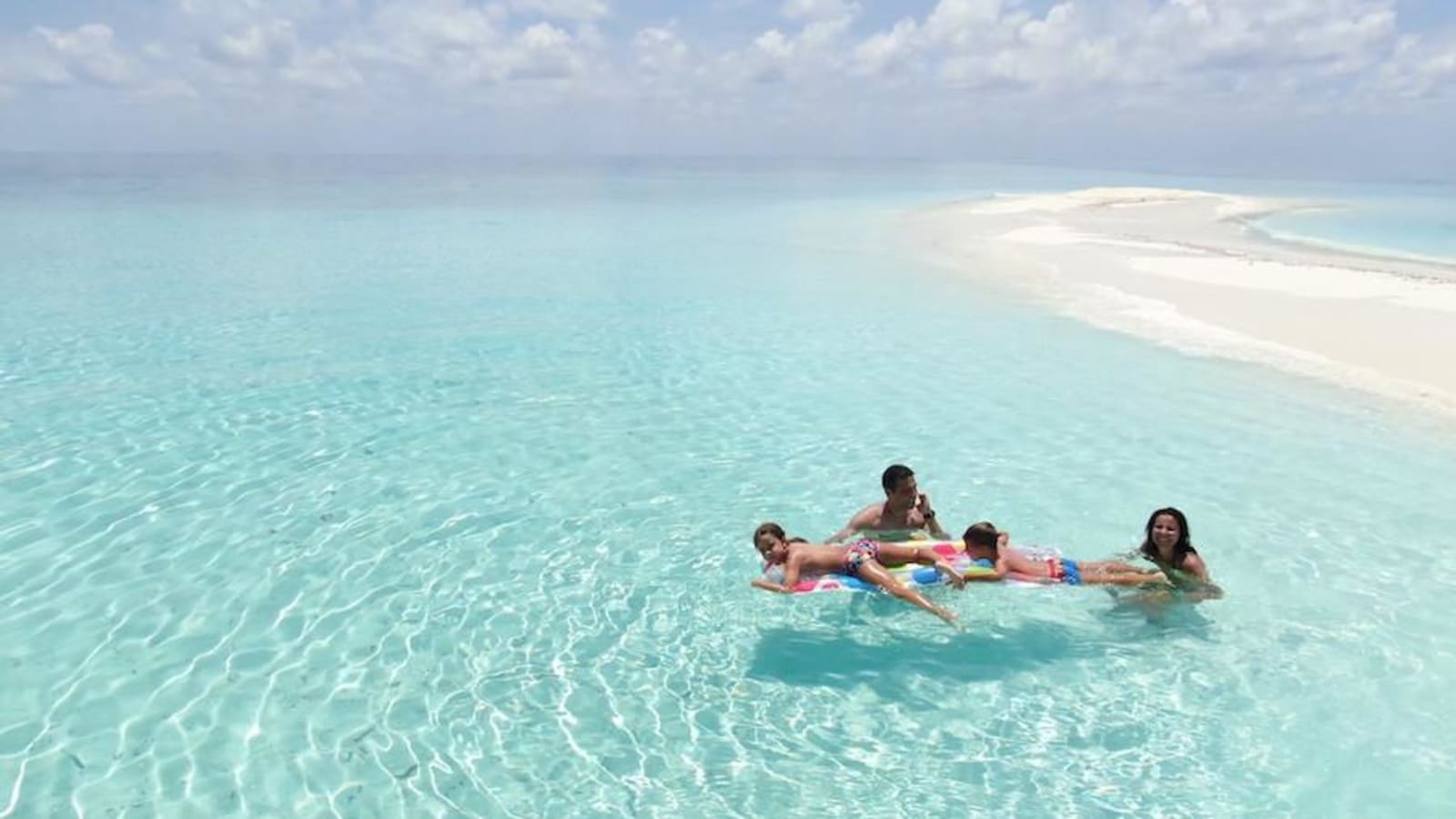 5-Day Family Maldives Tour in Thulusdhoo with Sandbank and Dolphin Cruise
