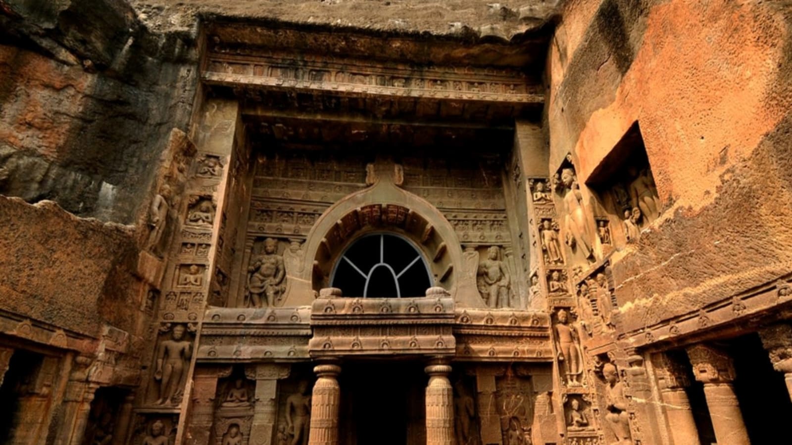2-Day Ajanta and Ellora Caves Tour with Daulatabad and Bibi Ka Maqbara