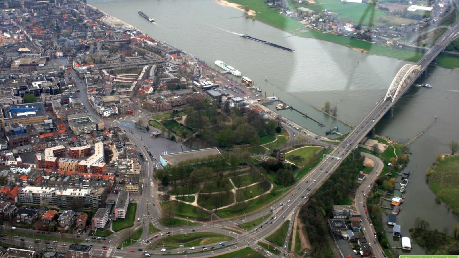Full-Day Operation Market Garden Tour in Nijmegen with Waal Crossing