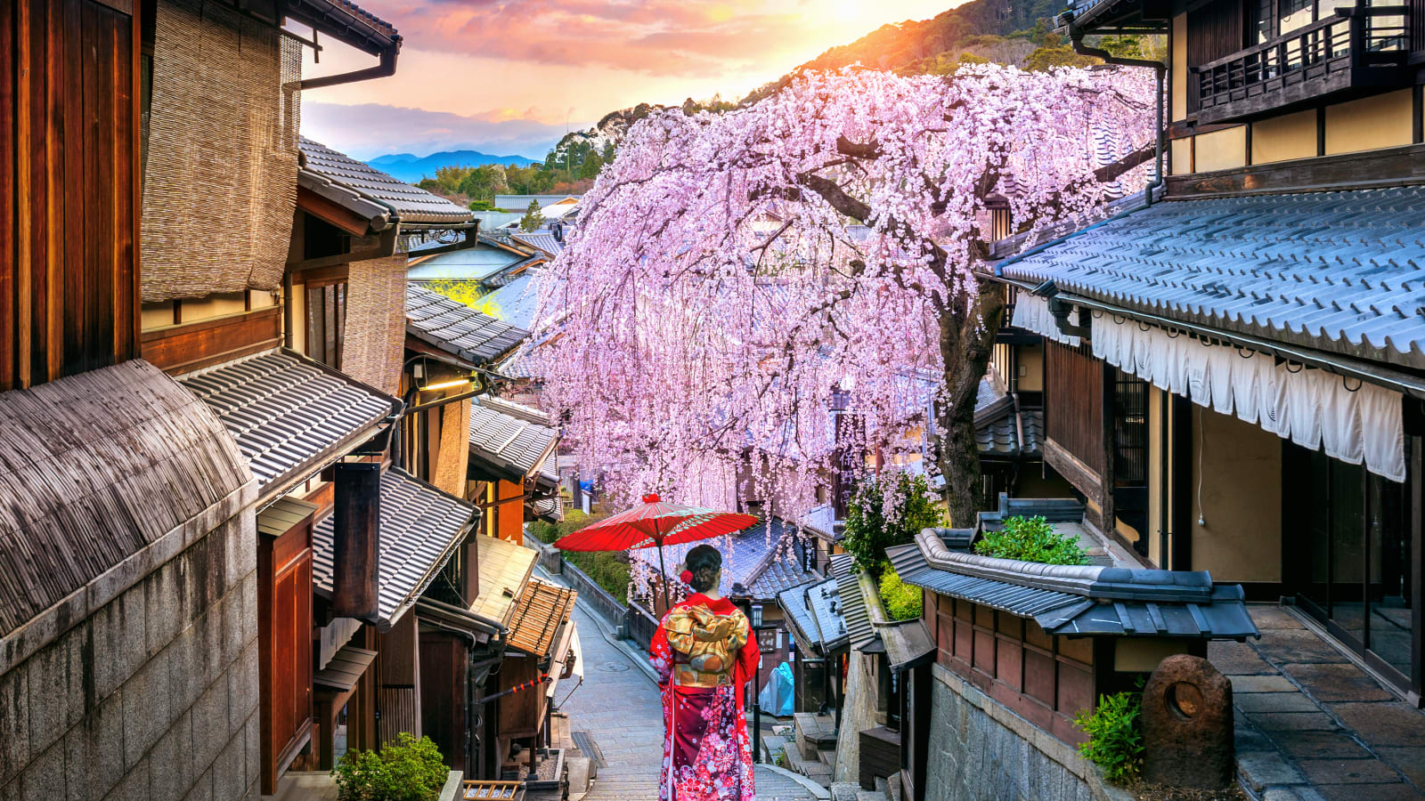 2-Hour Private Gion Walking Tour in Kyoto with Higashiyama Views