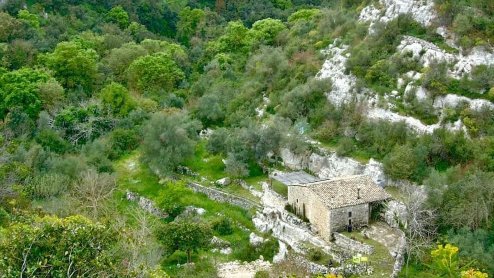 3-Hour Cava d'Ispica Hiking Tour with Calicantone Necropolis