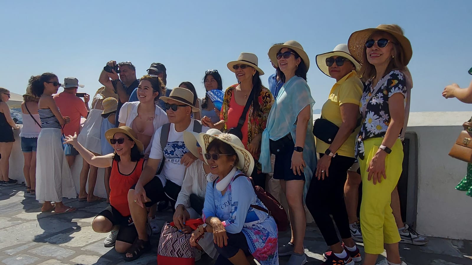 5-Hour Santorini Tour with Beaches, Pyrgos, and Oia Sunset