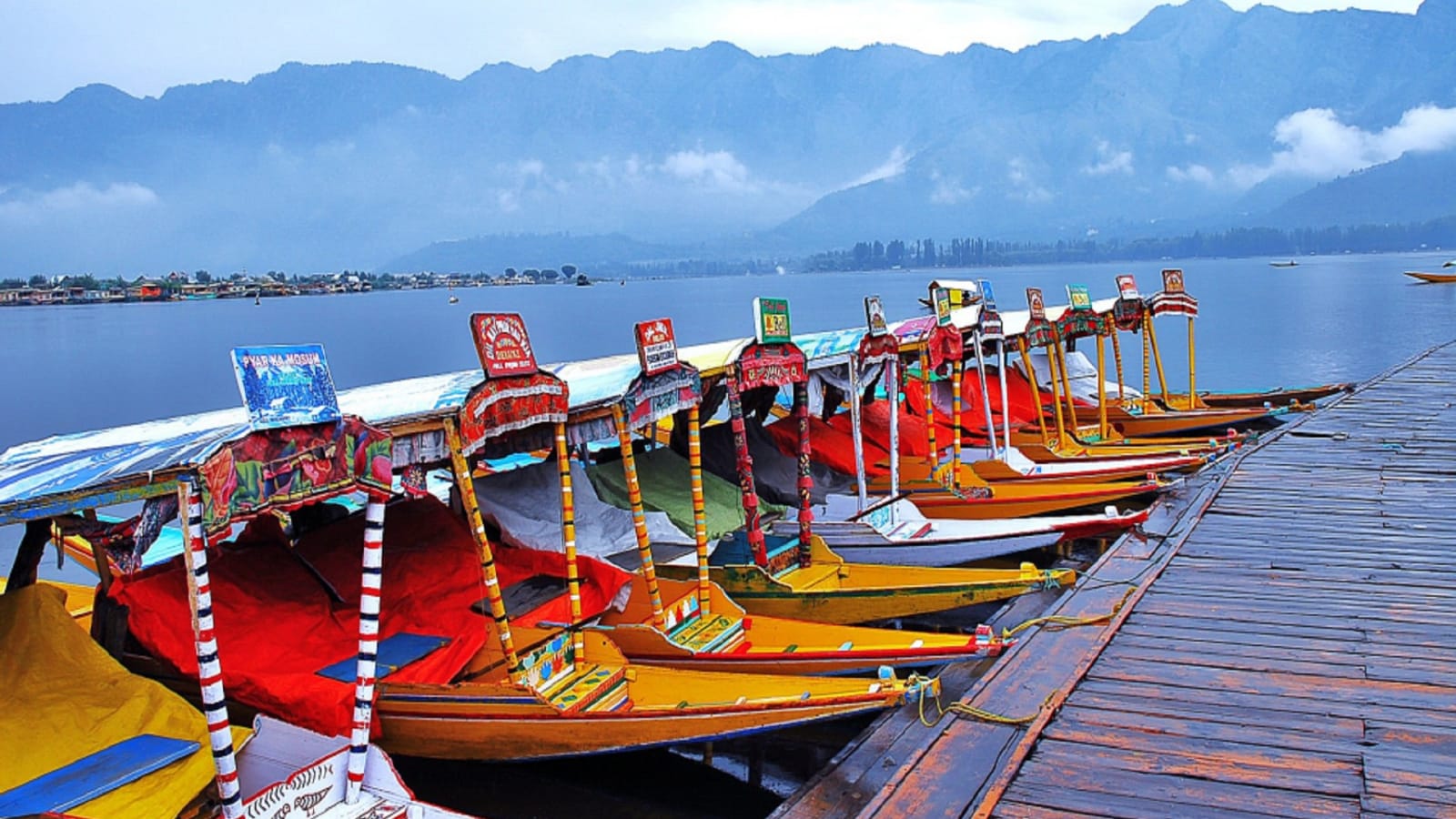 5-Day Kashmir Valley Tour with Houseboat Stay and Gulmarg
