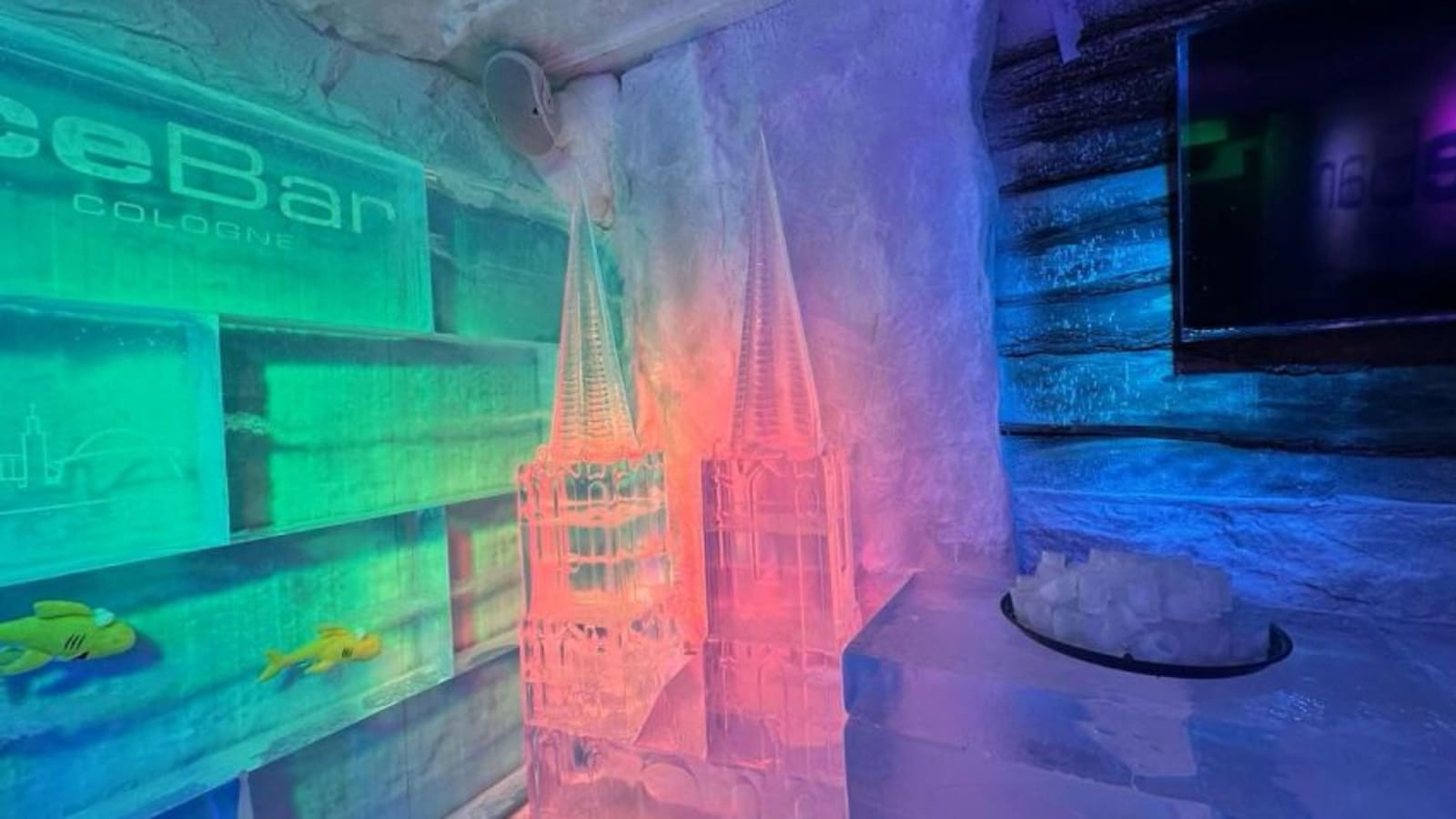 1-Hour IceBar Cologne Experience with 3 Drinks and Ice Sculptures