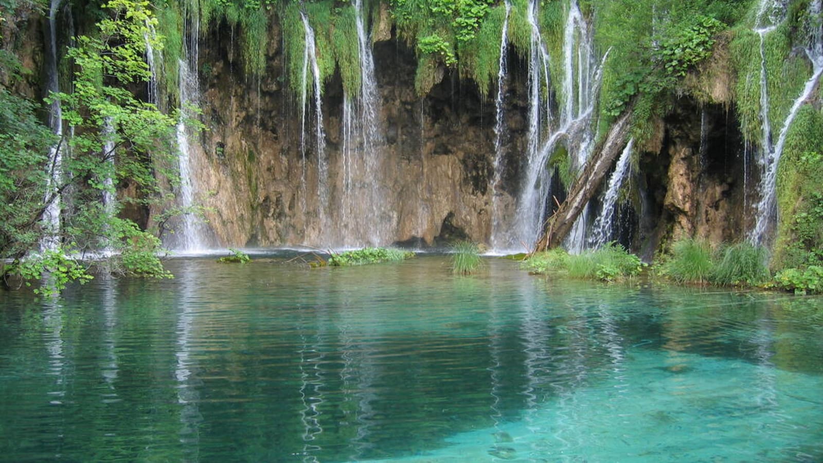 12-Hour Plitvice Lakes Tour from Trogir with Walking and Boating