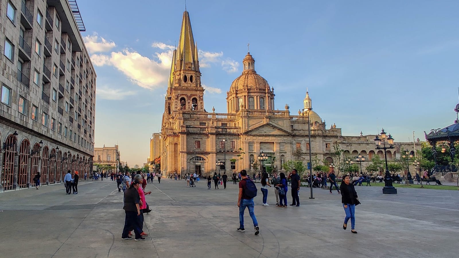 Full-Day Guadalajara and Tlaquepaque Tour with Cabañas and Plazas