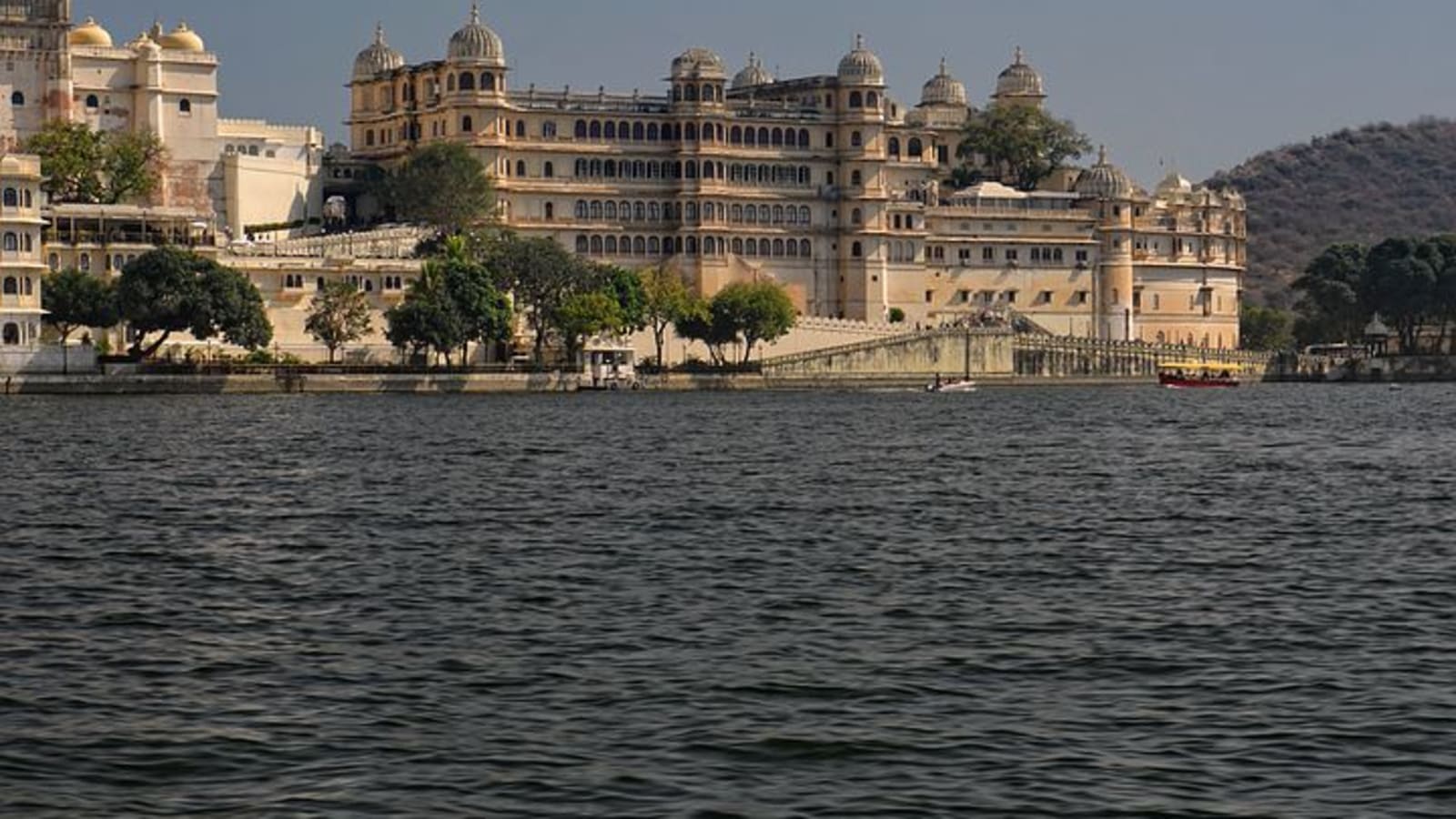 4-Day Honeymoon Trip to Udaipur and Mount Abu with Lakes and Temples