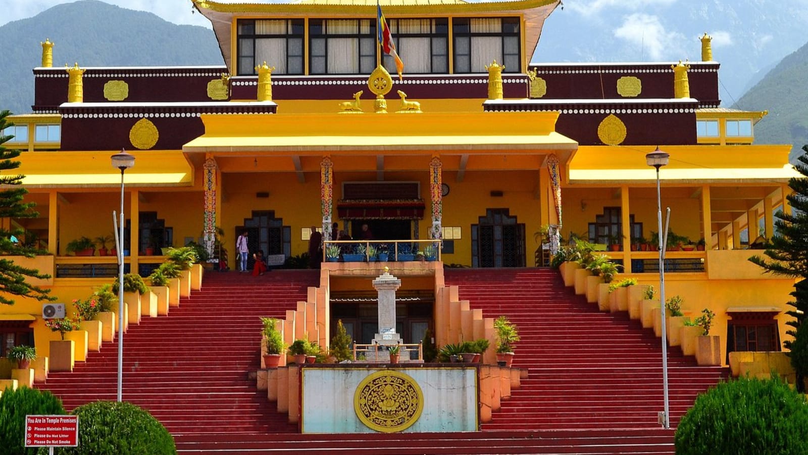 6-Hour Dharamshala and McLeodganj Tour with Tea Plantation Visit