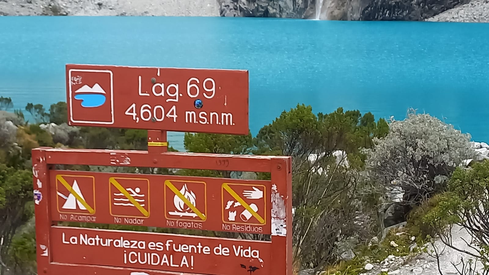 Full-Day Lake 69 Hiking Tour from Huaraz in the Cordillera Blanca