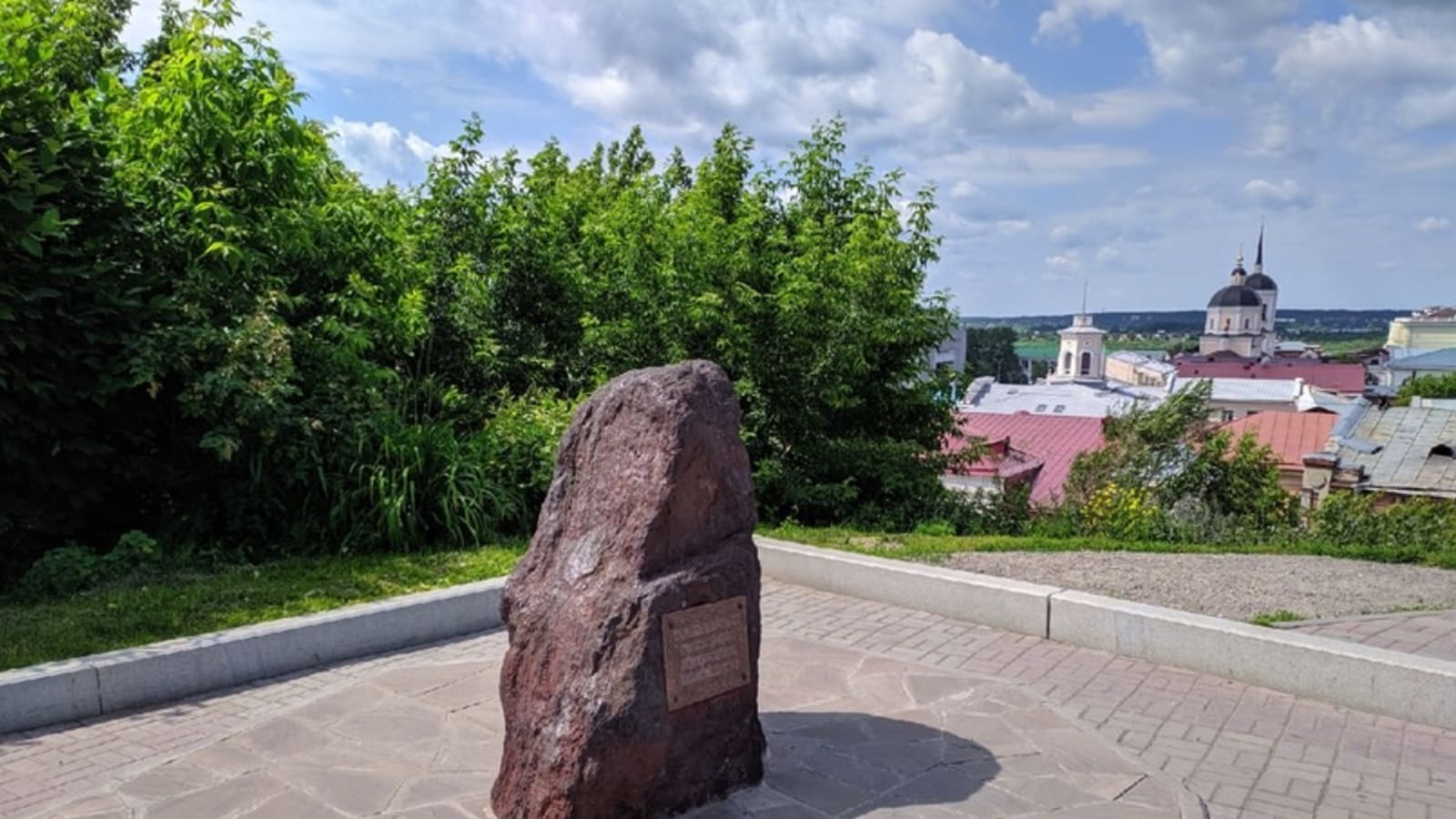 4-Hour Tomsk City Tour with Wooden Architecture and River Walk