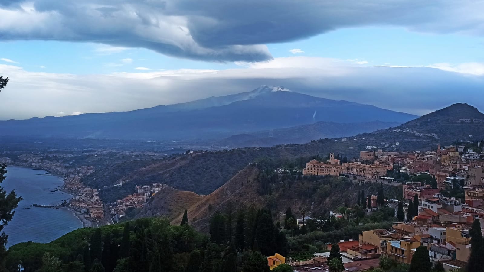 2-Hour Taormina Walking Tour with Ancient Theatre and Coastal Views