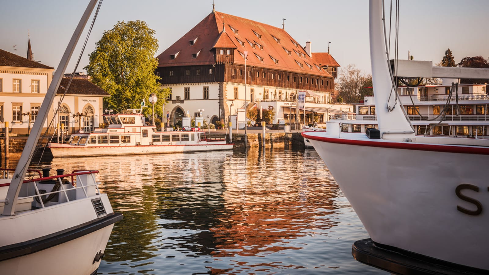 8-Hour Lake Bodensee Sightseeing Tour with Reichenau and Zeppelin Museum
