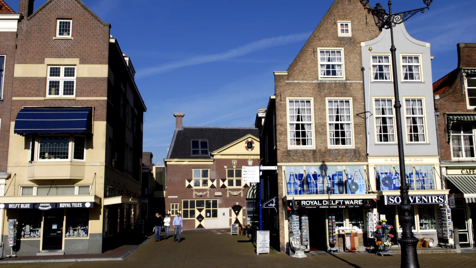 2-Hour Delft Walking Tour with Royal Stories and Delft Blue