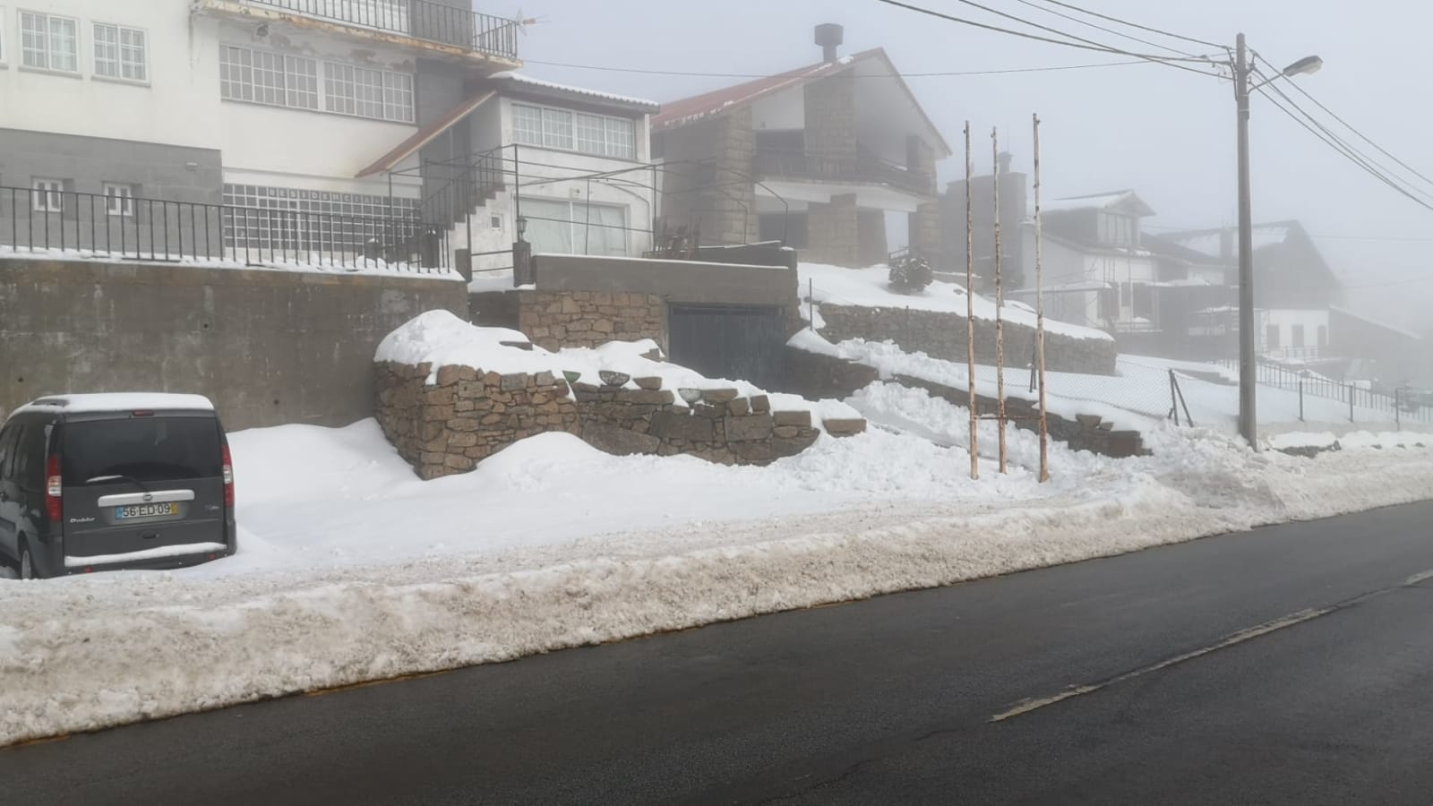 Excursão de 8 Horas na Serra da Estrela com Experiências na Neve