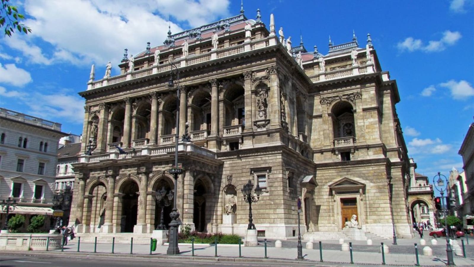 8-Hour Budapest Highlights Tour with Hidden Gems and Hungarian Cuisine