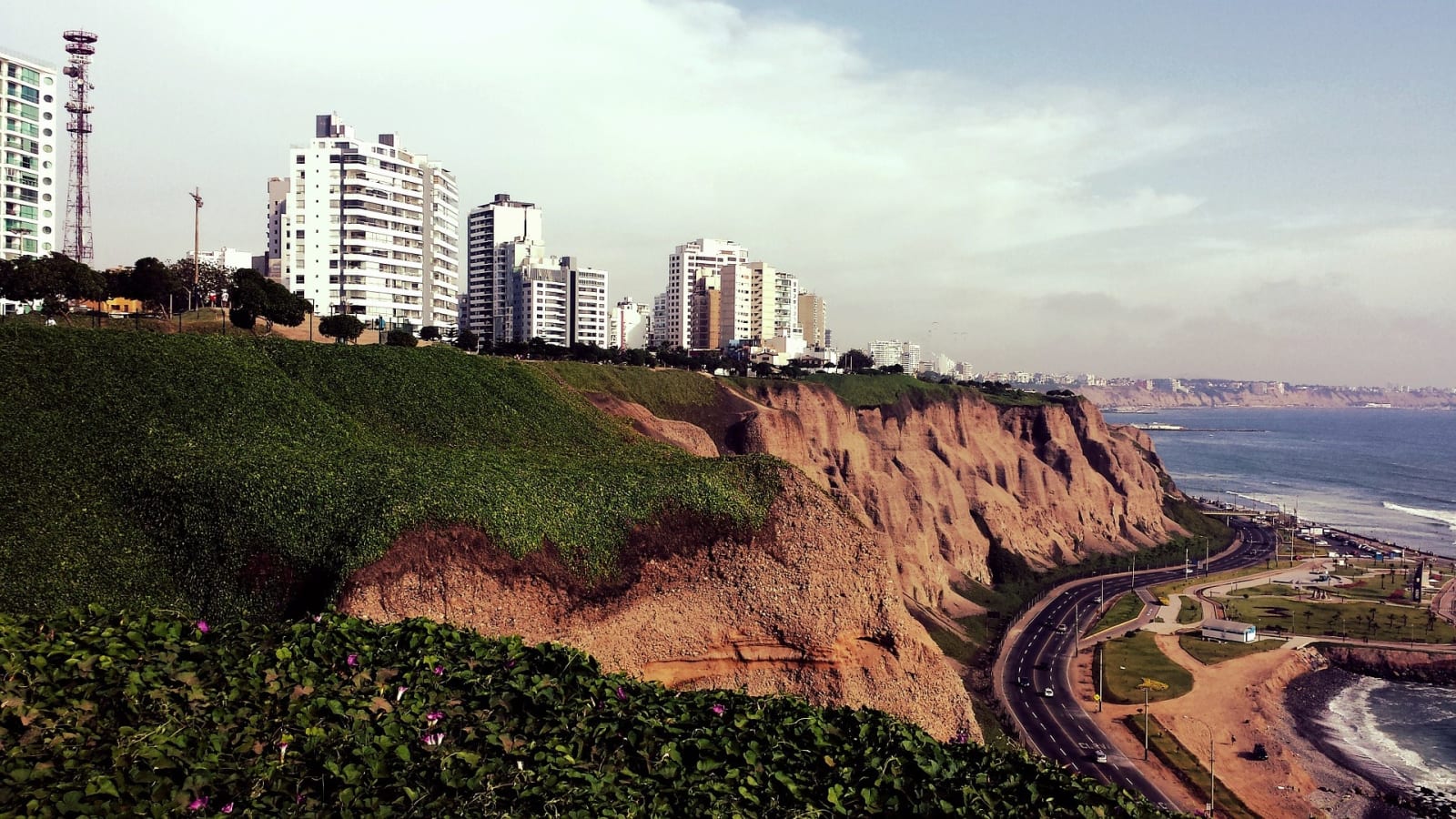 4-Hour Lima City Tour with San Francisco Catacombs and Ocean Views