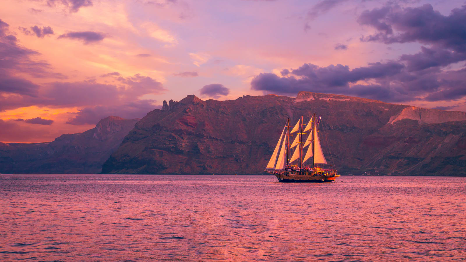 6-Hour Santorini Volcano Sunset Cruise with Dinner and Hot Springs