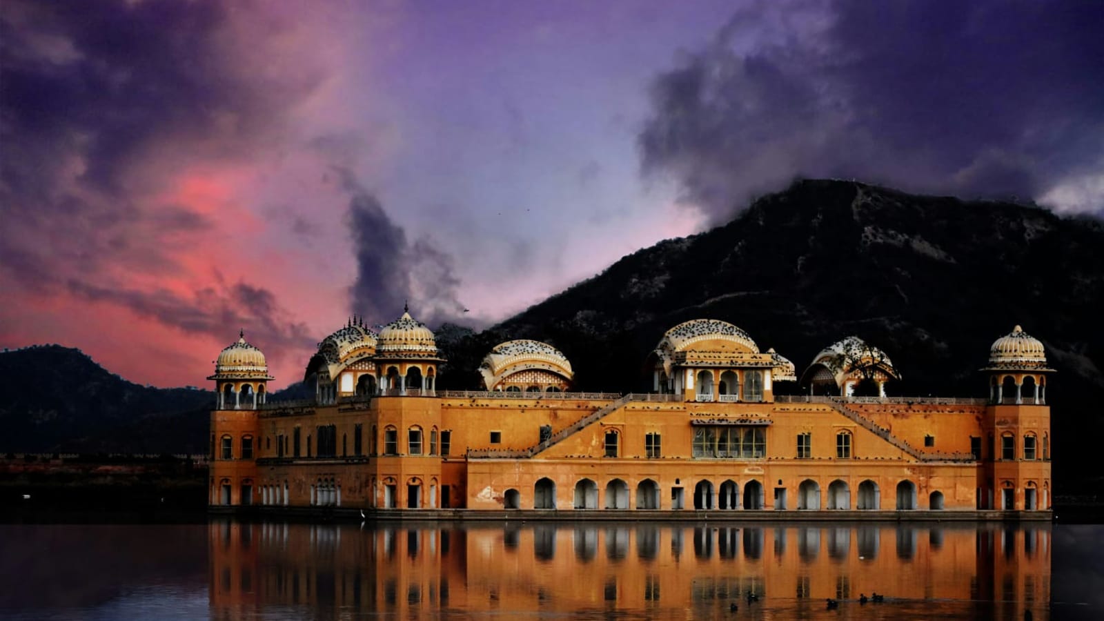 2-Day Jaipur Tour from Delhi with Hotel Stay and Pink City Sightseeing
