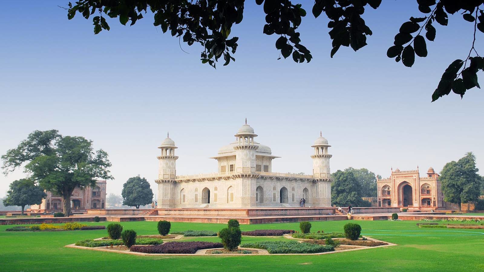 2-Day Agra and Mathura Tour with Taj Mahal and Krishna Temples