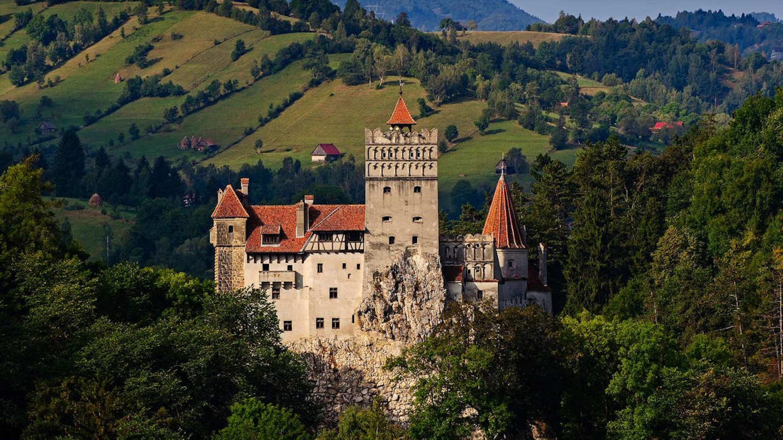 6-Day Bucegi Mountains Trekking Tour with Brașov, Sinaia and Bran