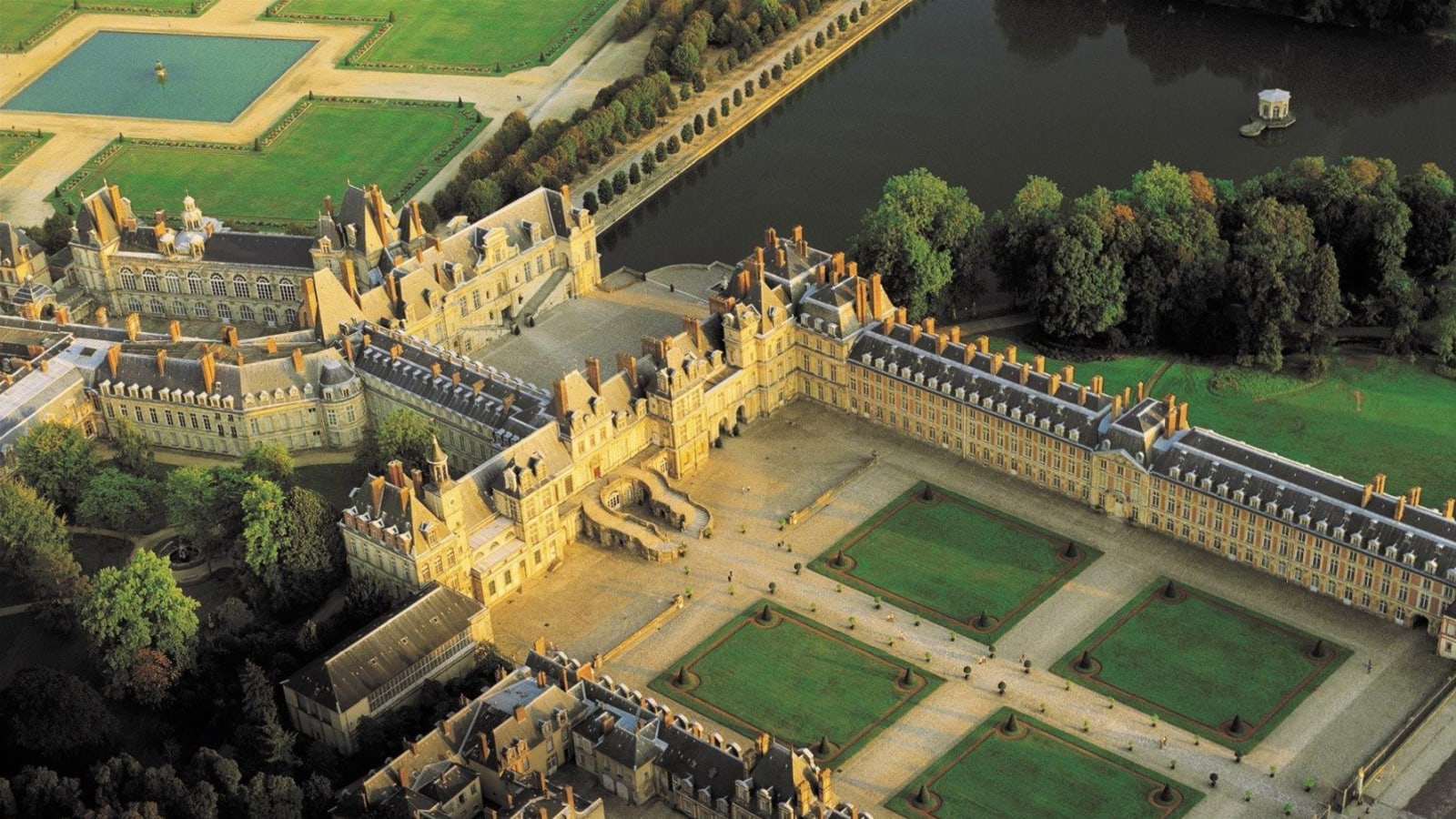 10-Hour Palace Tour from Paris to Fontainebleau and Vaux-le-Vicomte