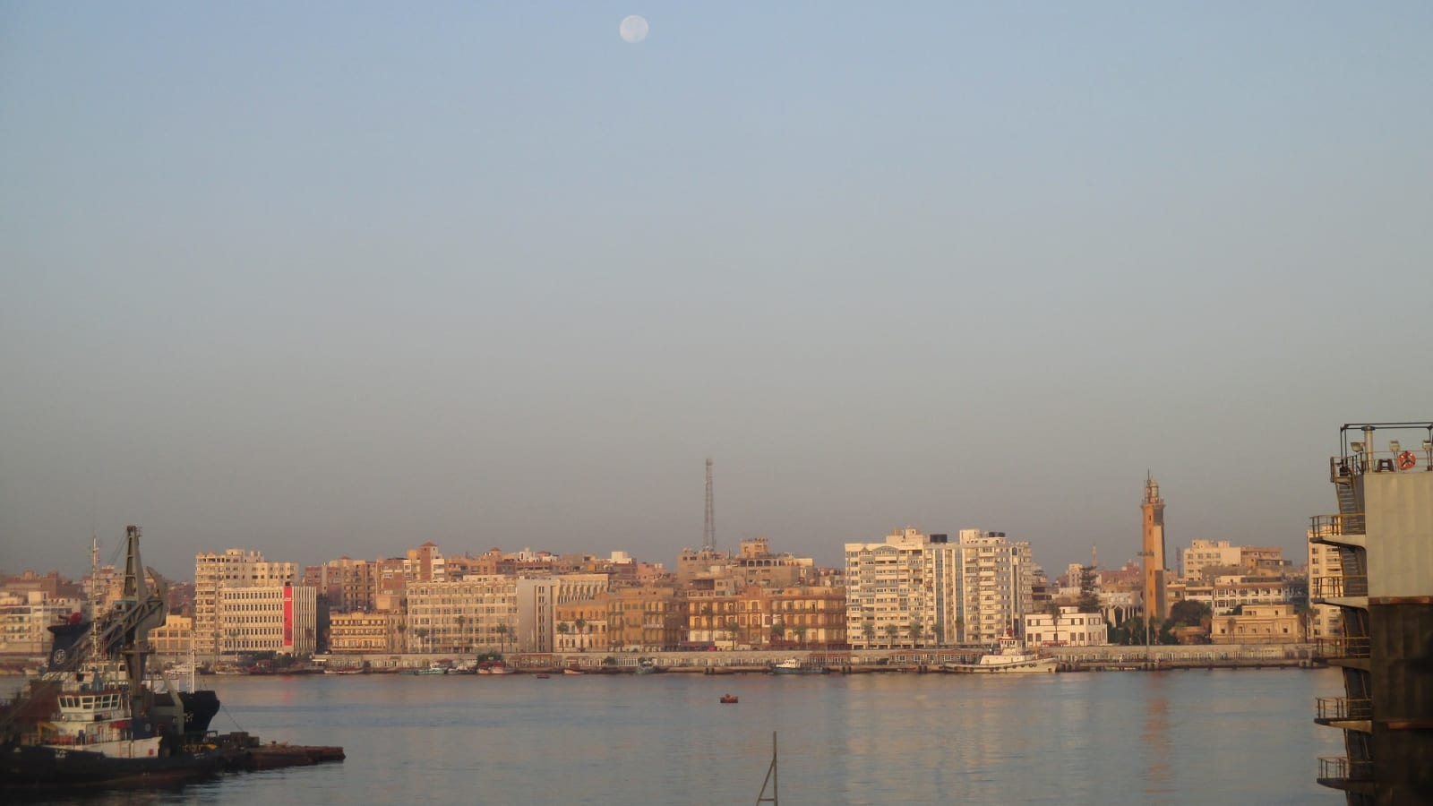 1-Day Suez Canal Tour from Cairo with Ismailia Seafood Lunch