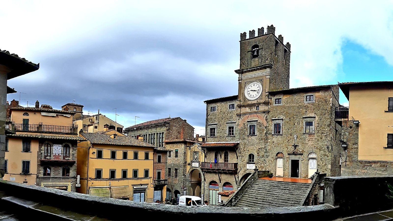 1-Day Cortona and Montepulciano Tour with Historic Cellars