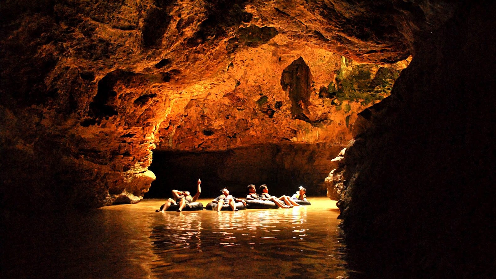 2-Day Goa Pindul and Borobudur Tour with Yogyakarta Palace