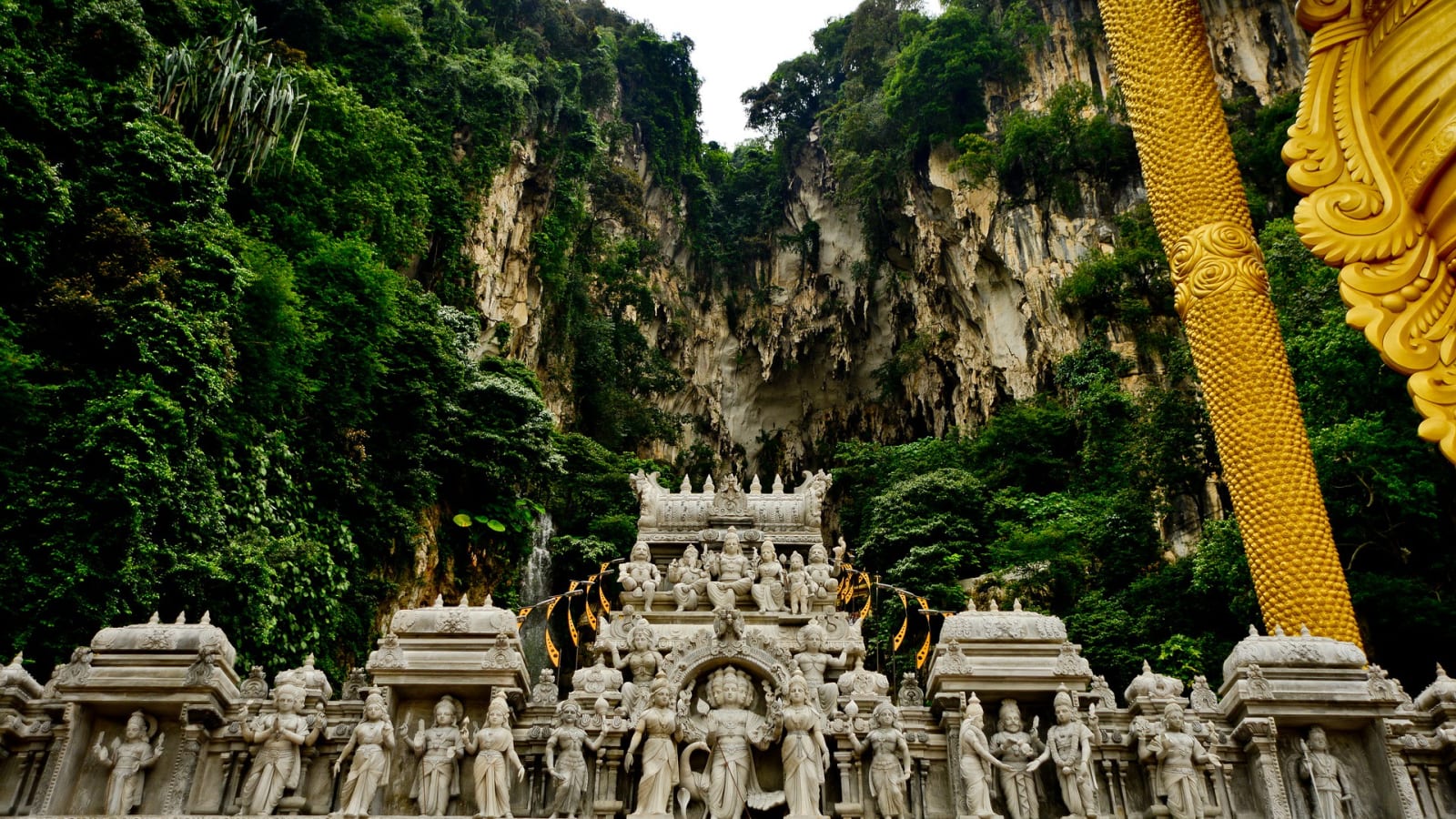 12-Hour Taman Negara Rainforest Tour with Aborigine Village and Batu Caves