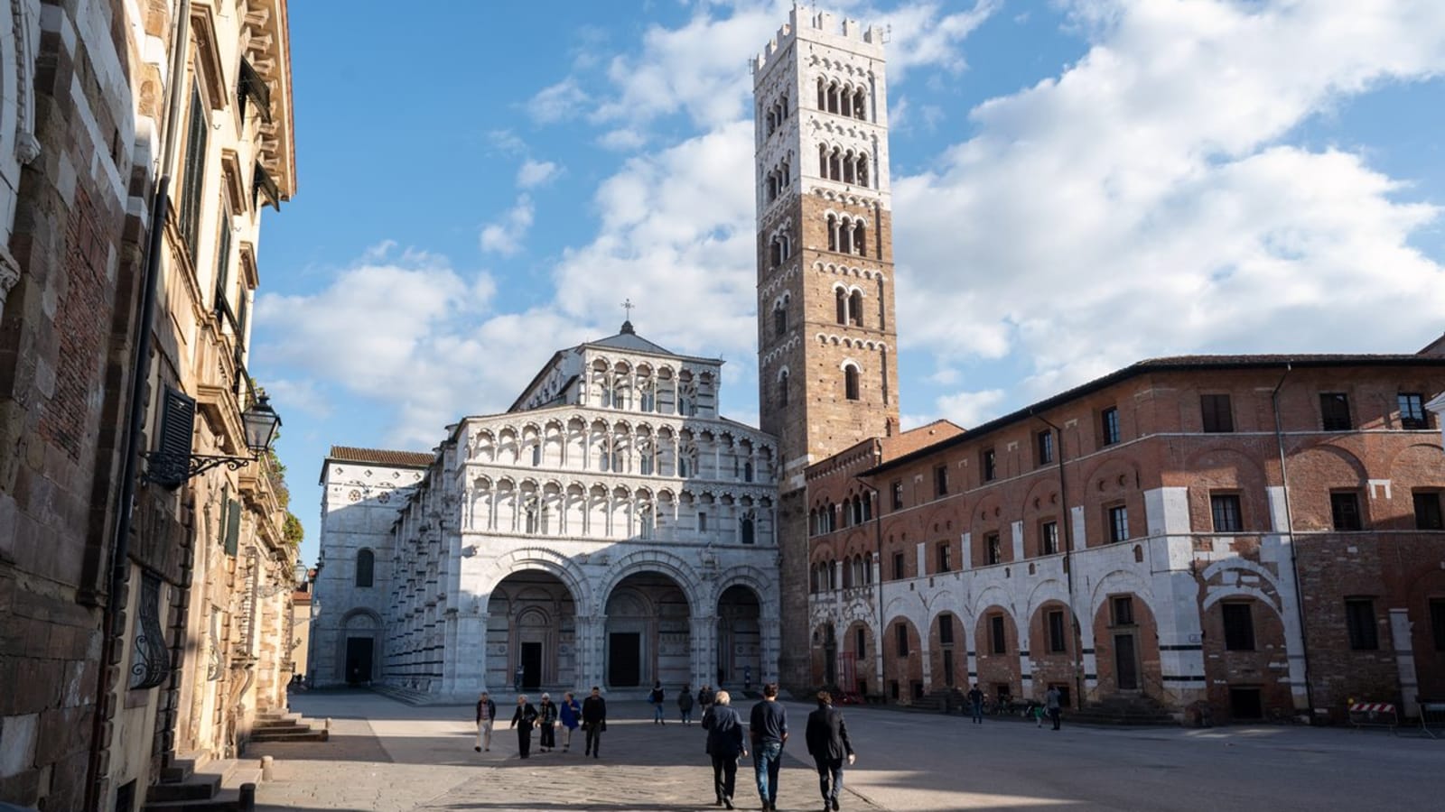 8-Hour Lucca and Montecatini Alto Tour with Tuscan Wine Tasting