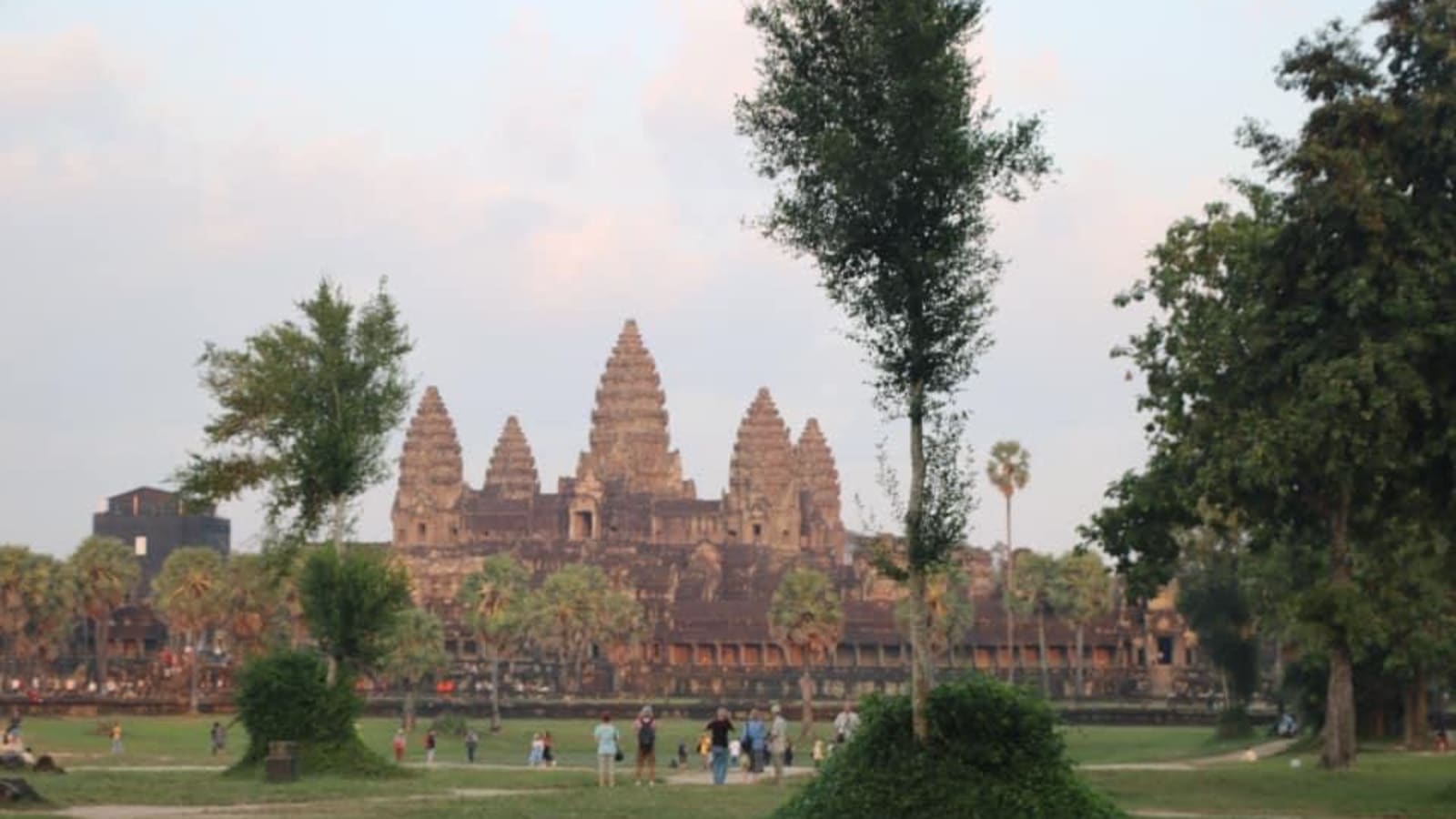 10-Hour Angkor Highlights Tour with Banteay Srei and Ta Prohm
